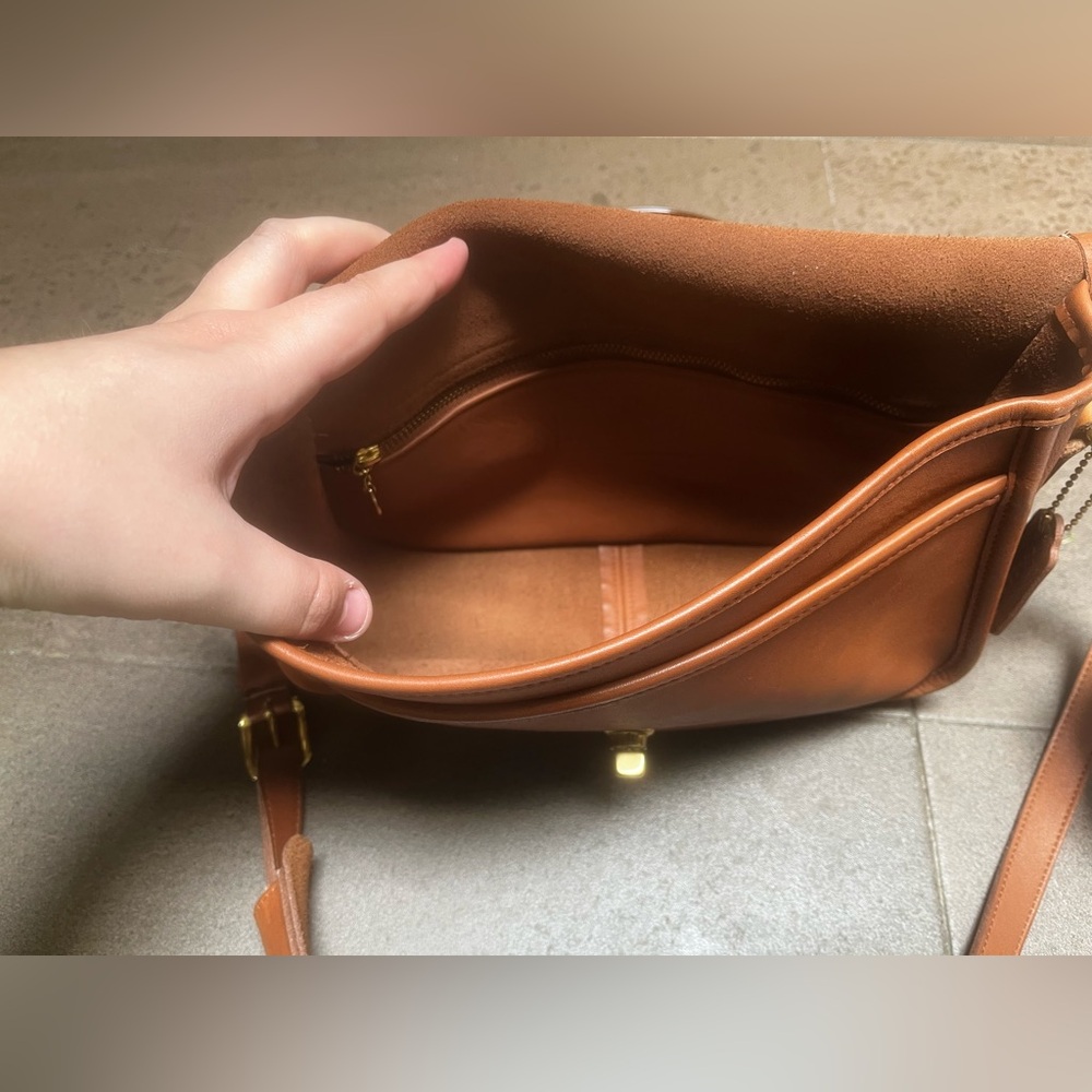 Vintage COACH City Bag in British Tan with Turn Lock Shoulder Bag 9790 - Picture 8 of 9